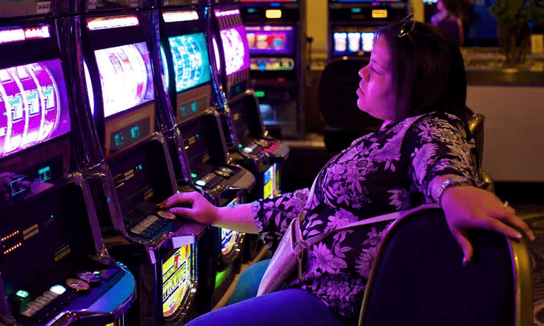 how do casino slot machines work